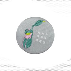 画像4: CYNCA 刺繍缶バッジ ウツボカズラ (4)